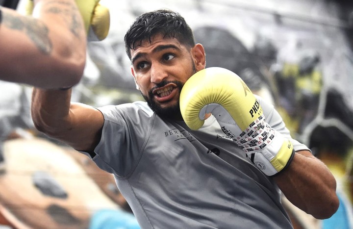 Nepoučiteľný šofér Khan opäť v problémoch. Tentoraz kurióznych